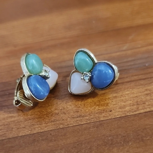 AVON Blue and Green Floral Clip On Earrings with Vintage Design - Picture 3 of 3